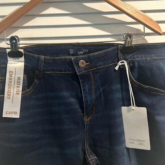 NWT Sandpiper Mid Rise Jegging Super Soft Stretchy Embroidered Capri. - Picture 2 of 8